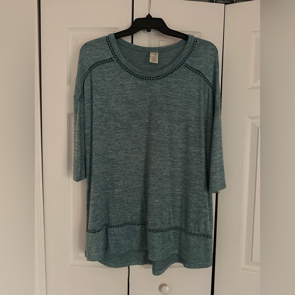 Lightweight 3/4 sleeve sweatshirt